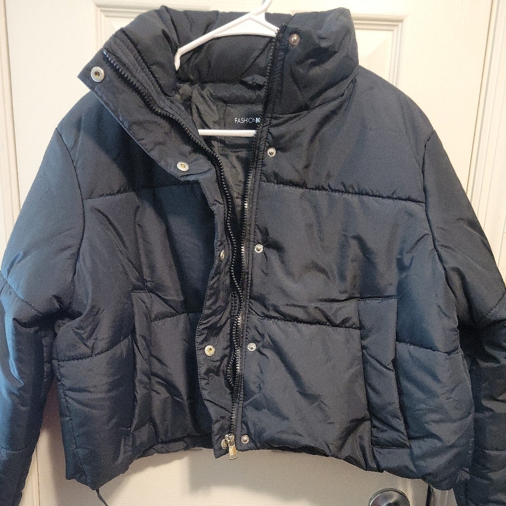 SoldNWOT Fashion Nova Crop Black Puffer Jacket Womens Full Zip/ Snap Button Coat - Picture 3 of 9